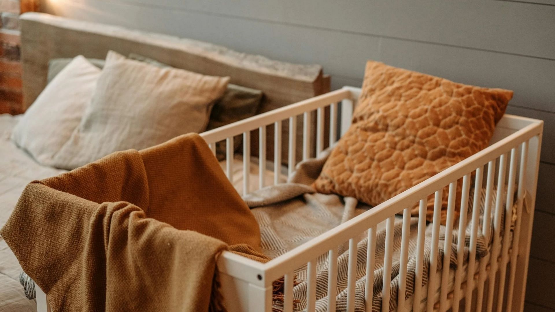 The docuseries focuses on the contrast of media coverage of the two pregnant women's missing cases (Image via Pexels/@Pavel Danilyuk)